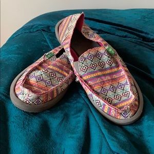SANUK colorful triangle pattern sanuks
